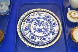 Tray of various decorated plates to include Wedgwood and Iznik