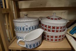 A quantity of mid 20th Century patterned ceramics to include two tureens, two dishes and a gravy