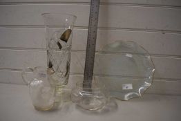 MIXED LOT OF GLASS WARES TO INCLUDE A MARY GREGORY STYLE JUG