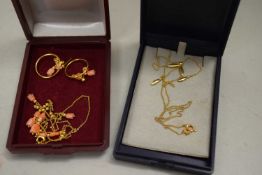 MIXED LOT - SMALL YELLOW METAL NECKLACE WITH FLORAL PENDANT DRAPES, TOGETHER WITH A PAIR OF