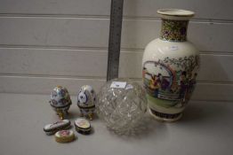 TRAY OF MIXED ITEMS TO INCLUDE A MODERN CHINESE VASE, VARIOUS SMALL PORCELAIN TRINKET BOXES ETC