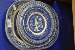 MIXED LOT OF BLUE AND WHITE AND WILLOW PATTERN CERAMICS