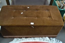 BROWN UPHOLSTERED STORAGE BENCH WITH BUTTONED TOP, APPROX 91CM LONG