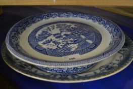 BLUE AND WHITE WILLOW PATTERN CAKE STAND TOGETHER WITH A BLUE AND WHITE OVAL SERVING DISH (2)