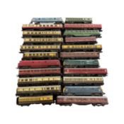 A quantity of various Hornby 00 gauge carriages