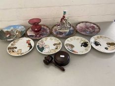 Mixed Lot: Various collectors plates to include Wallace & Gromit, cranberry glass vase, small wooden