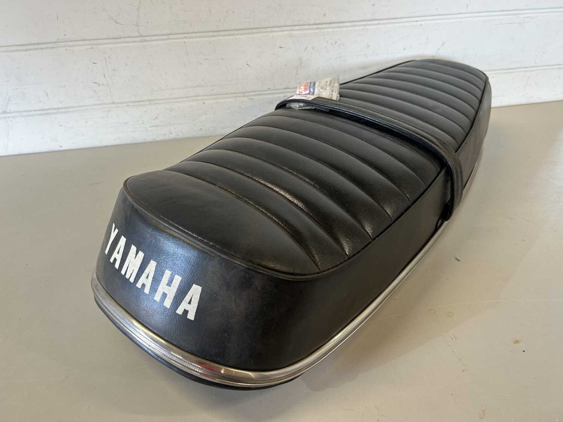 Yamaha R5 motorcycle seat complete with cover - Image 2 of 2