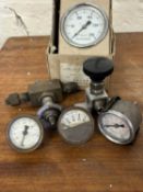 Mixed lot of various pressure gauges