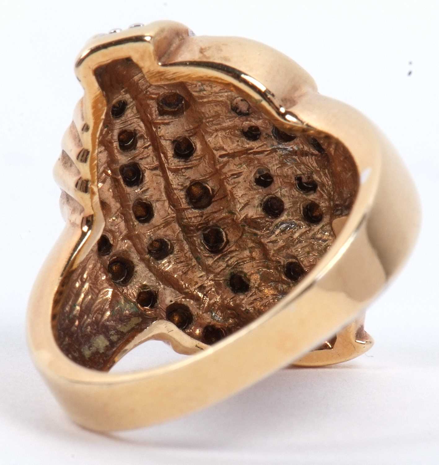 A paste set leaf design metal dress ring, size P - Image 3 of 6