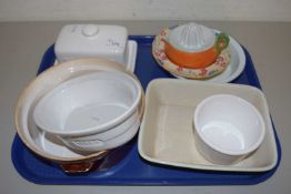 Mixed Lot: Various assorted kitchen wares and other items