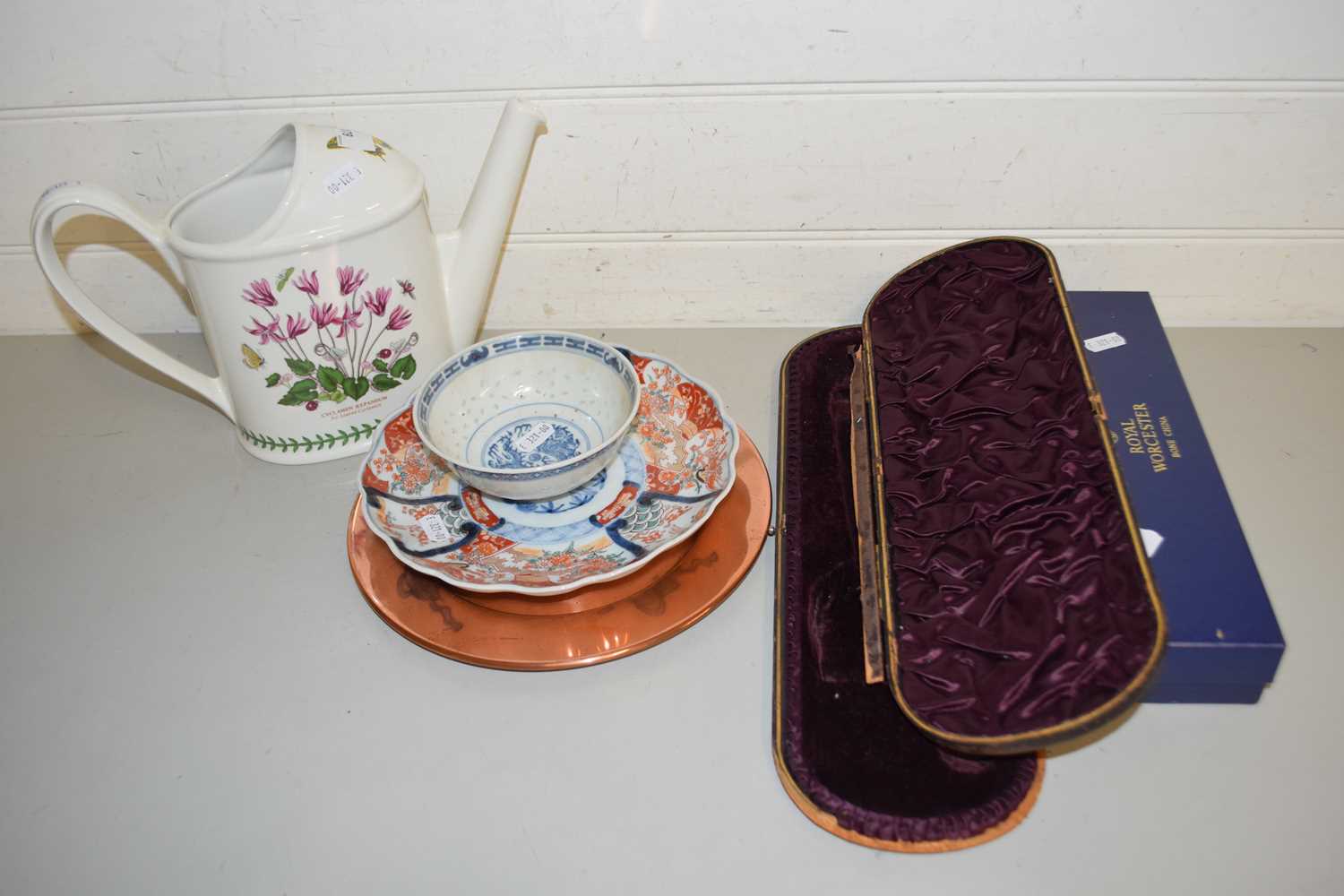 Mixed Lot: Japanese Imari dish, Pormeirion Botanic Garden watering can and other assorted items