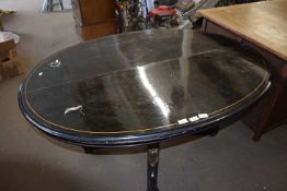 BLACK PAINTED OVAL DINING TABLE ON CENTRE COLUMN CABRIOLE LEGS WITH GILT DETAILING, APPROX 147CM