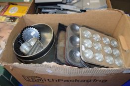 Quantity of assorted kitchen metal bake ware