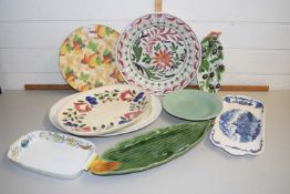 Mixed Lot: Various assorted serving plates and dishes