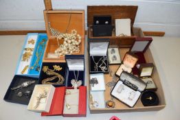 Quantity of assorted costume jewellery to include brooches, pendants, rings etc
