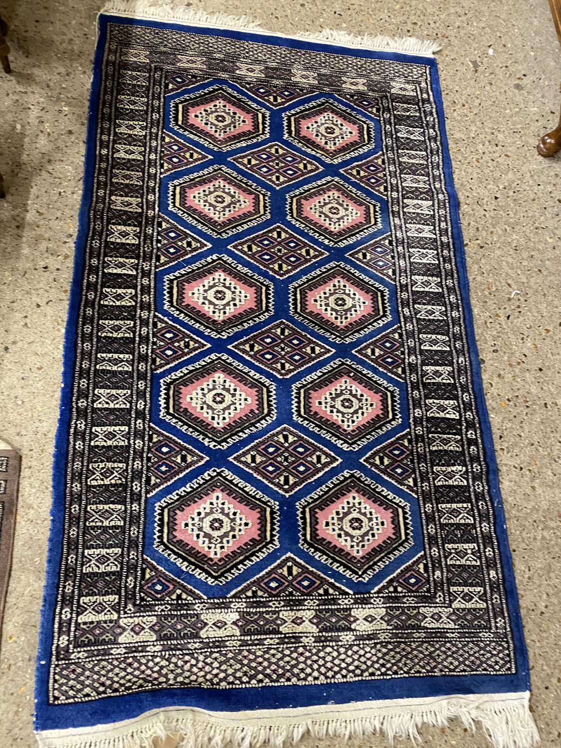 Modern floor rug with geometric design on a blue background, 167 x 94cm