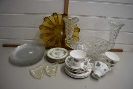 Mixed Lot: Glass centrepiece vase, various tea wares, glass dishes etc