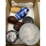 Box of various small items to include Oriental vase, snuff bottle etc