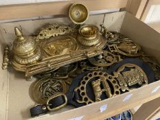 Mixed Lot: Brass to include desk set, horse brasses