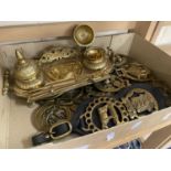 Mixed Lot: Brass to include desk set, horse brasses