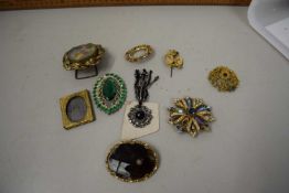 Quantity of costume jewellery to include an agate specimen brooch and other brooches