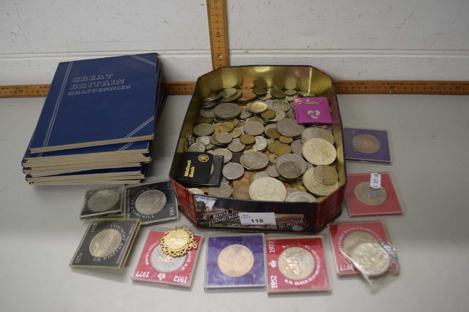 Quantity of assorted coins, mainly Uk together with some QEII jubilee medallions, Churchill crowns