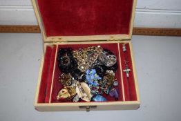 Quantity of assorted costume jewellery to include mid 20th Century brooches, gilt chains, bead