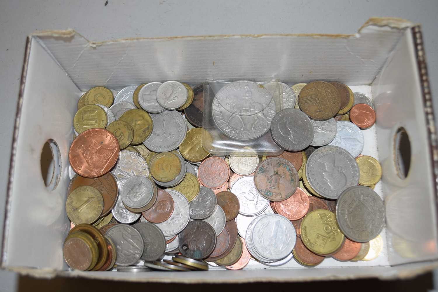 Box of assorted coinage