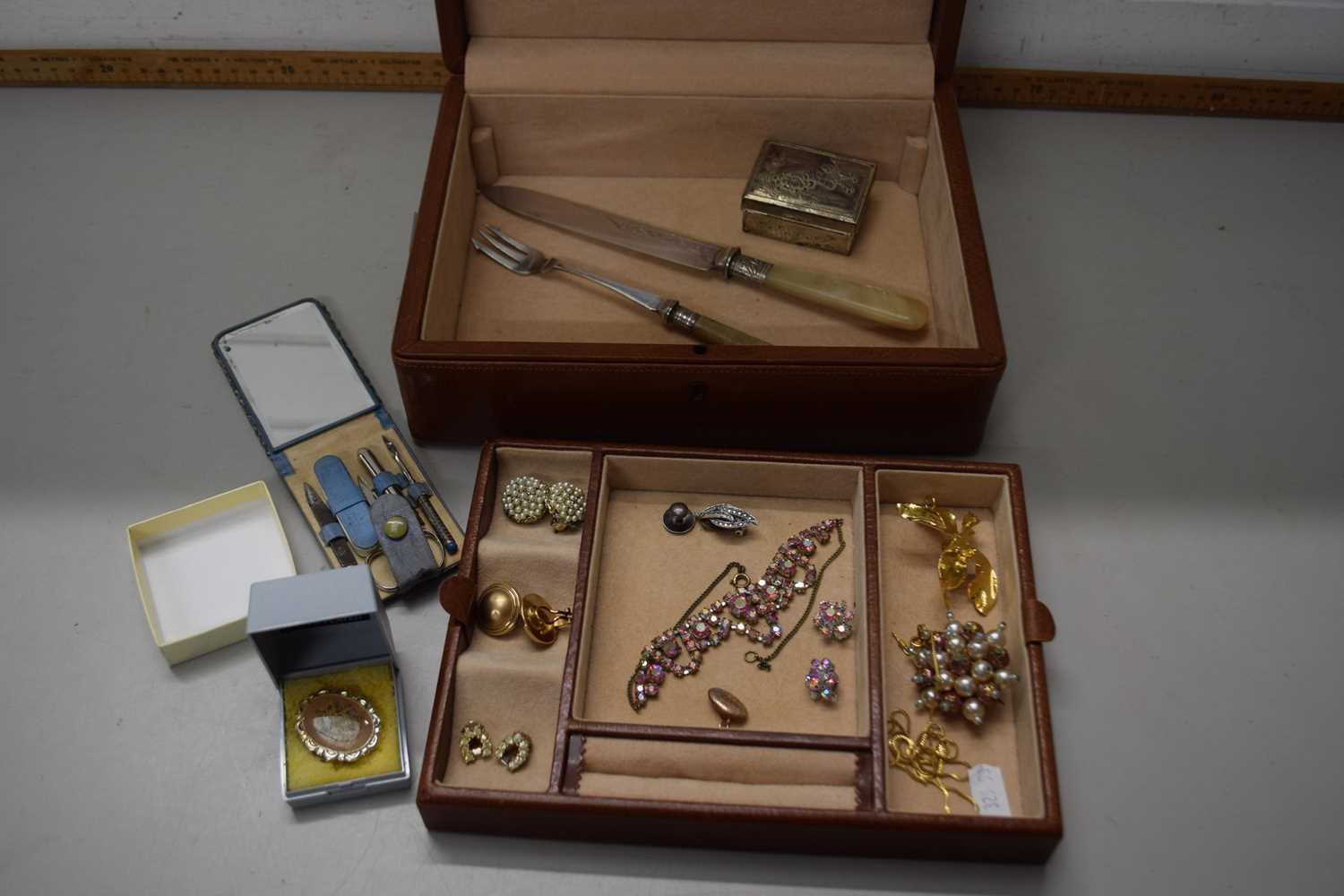 A tan leather jewellery box together with a small quantity of assorted jewellery and flat ware