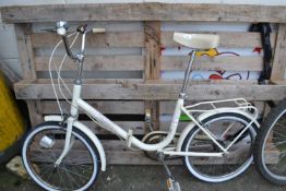 A ladies white Wayfarer bicycle