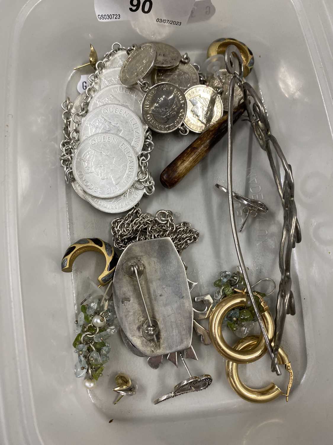 Mixed Lot: Various jewellery to include a pair of hollow 9ct gold hoop earrings, various coin