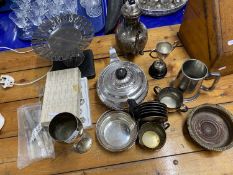 Mixed Lot: Various silver plated wares to include tea wares, table stand,cutlery, other assorted