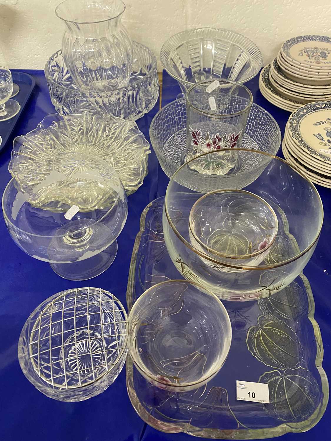 Mixed Lot: Various glass bowls, serving dishes etc