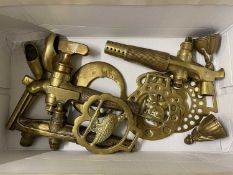 Box of various brass barrel taps, horse brasses and other items