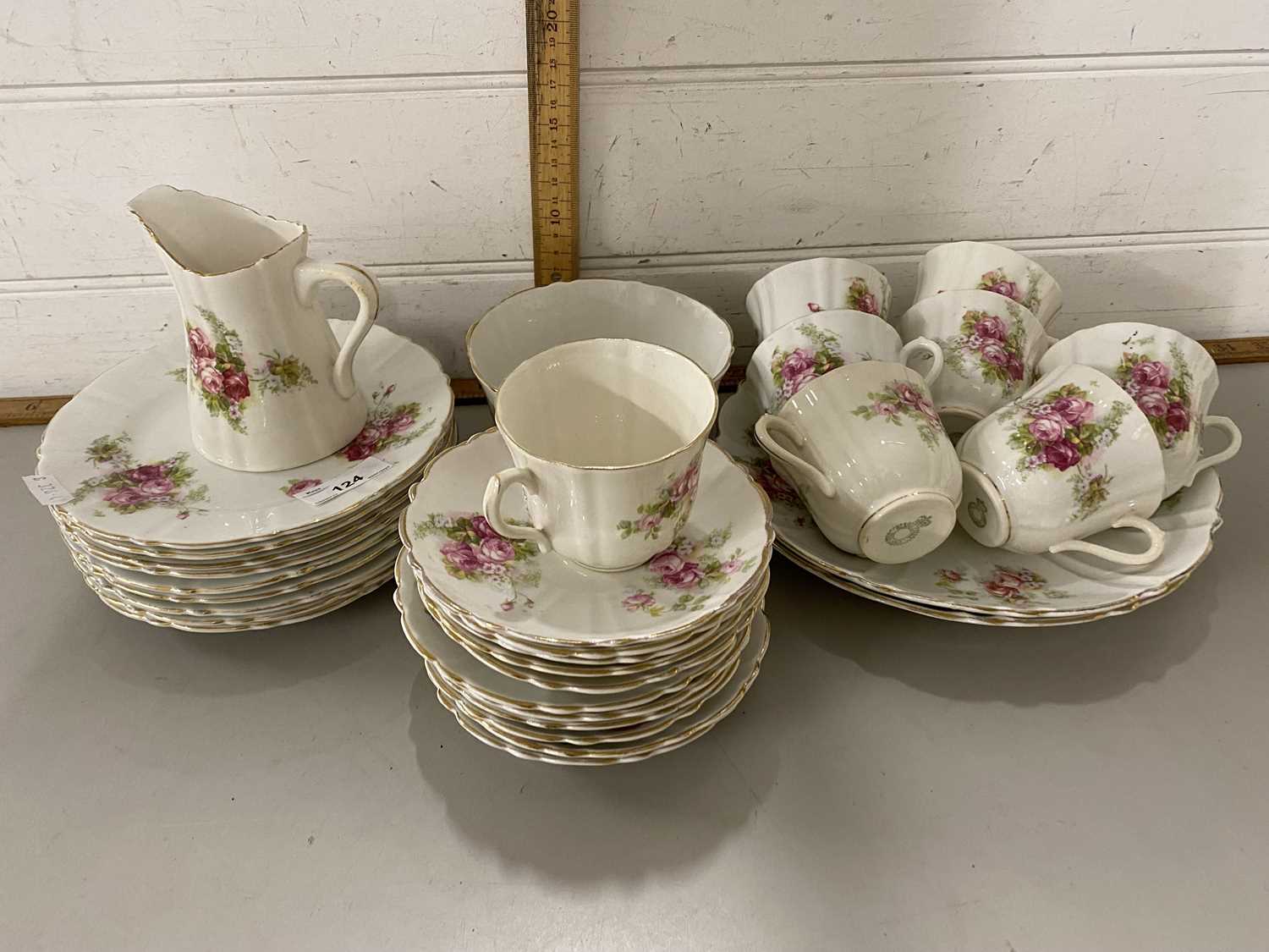 Quantity of floral decorated tea wares