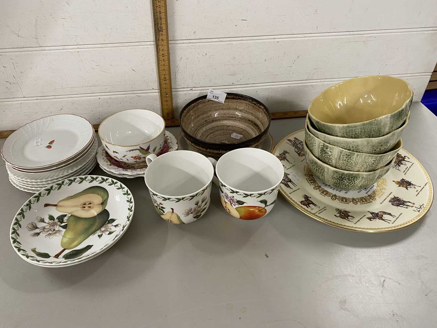 Mixed Lot: Various decorated bowls and plates