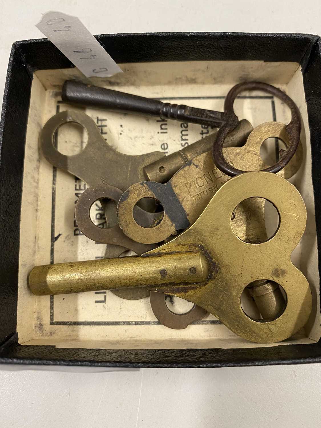 Box of assorted clock keys