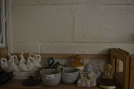 Mixed Lot: Various assorted ceramics to include pottery vase formed as geese, various small