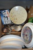 Box of various assorted kitchen wares