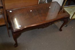 Reproduction coffee table with glazed top and cabriole legs, approx 97cm wide