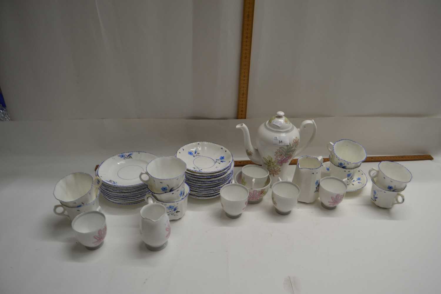 Mixed Lot: Victoria blue floral decorated tea wares together with Roslyn coffee wares