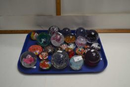 Tray of various assorted modern paperweights