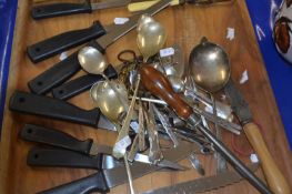 Mixed Lot: Various assorted kitchen knives, cutlery etc