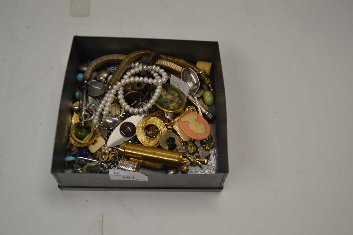 Box of various assorted costume jewellery