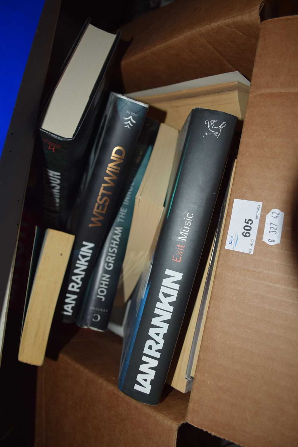 Box of assorted novels to include paperbacks and hardbacks, Ian Rankin, John Grisham, Ben Elton