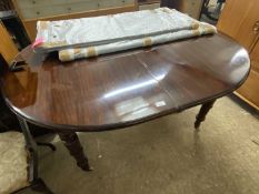 Victorian mahogany extending dining table on turned legs together with two extension leaves, 140cm