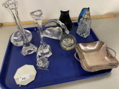 A tray of mixed items to include glass plaques by Jonasson, glass candlesticks, small Art Glass