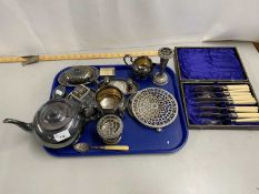 Mixed Lot: Various silver plated wares to include tea wares, cased cutlery, condiment items etc