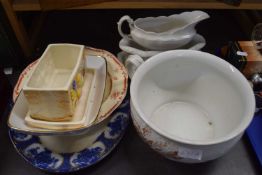 Mixed Lot: Chamber pots, sauce boats, various other ceramices