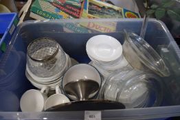 Mixed Lot: Kitchen wares to include dinner wares, Pyrex dishes etc